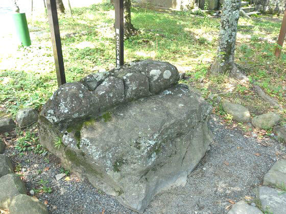 伊豆山神社 腰掛け石